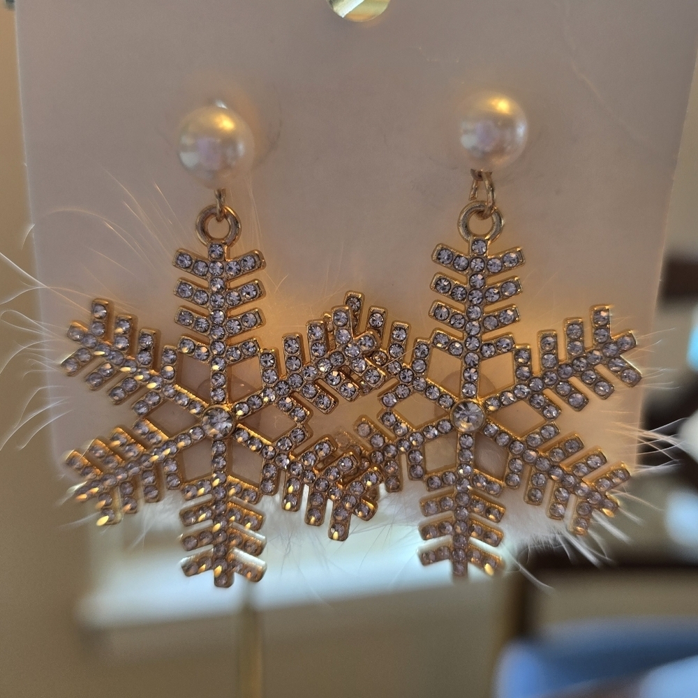 Fashion Jewelry Faux Pearl, Snowflake Gold  and Crystal Earrings with fuzzy back - Picture 4 of 5